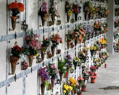 Vercelli, rubato presepe dalla tomba di un bimbo di 7 anni