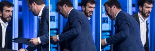 La stretta di mano di Salvini è troppo "vigorosa": la smorfia di Martina