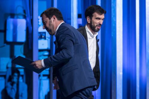 La stretta di mano tra Matteo Salvini e Maurizio Martina