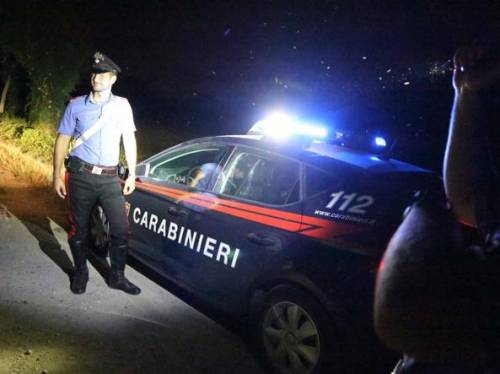 Stranieri si affrontano in strada, partono colpi di pistola