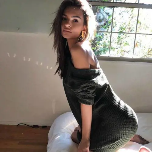 Emily Ratajkowski sexy su Instagram