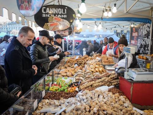 Oh Bej! Oh Bej!: adesso anche il Partito democratico vuole cacciare abusivi stranieri e cianfrusaglie dal mercato natalizio