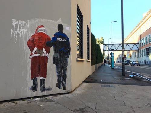 "Babbo Natale espulso": il graffito dell'autore del bacio Salvini-Di Maio