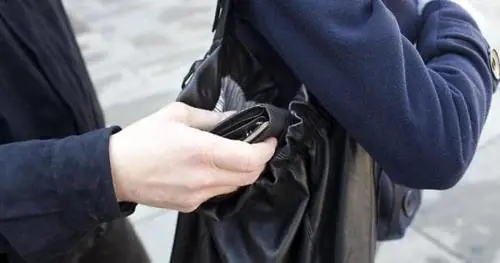 La beffa alla borseggiatrice dell'est. Lei pensa di farla franca, ma la arrestano così
