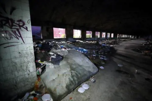 Roma, lo sgombero della fabbrica occupata da più di 500 migranti