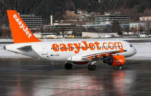 Pilota Easyjet abbagliato dal laser, l'autore rischia fino a 10 anni
