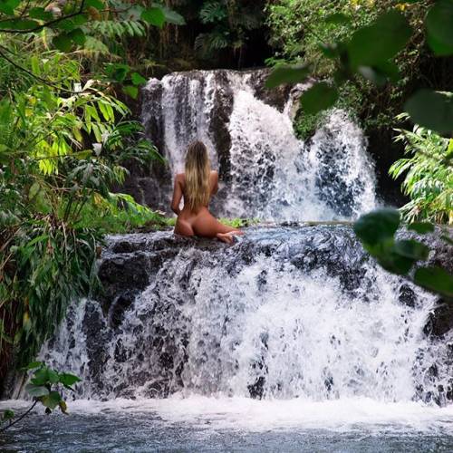 Sarah Kohan nuda in mezzo alla cascata: lo scatto hot scatena i suoi follower