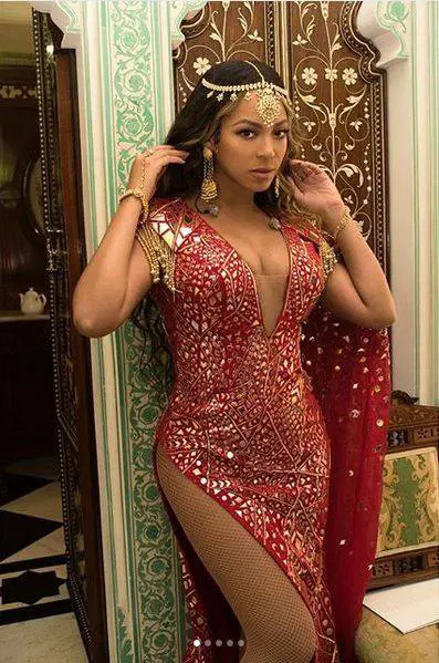 Beyoncé in abiti indiani per il matrimonio di una ricca ereditiera