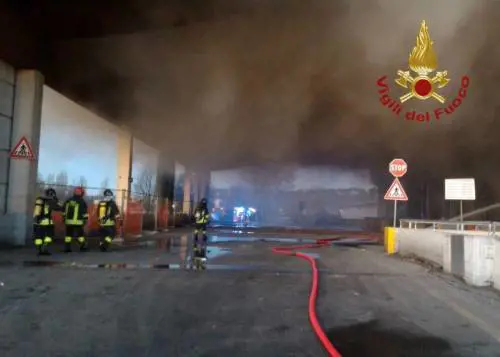 Maxi rogo all'impianto di rifiuti sulla Salaria: si alza la nube tossica