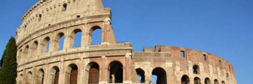 Roma, turista incide iniziali dei figli sul muro del Colosseo