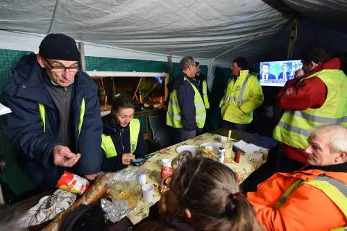 Il complottismo dei gilet gialli "È una messinscena del governo"