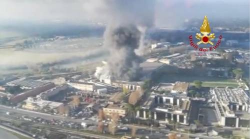 Roma, incendio all'impianto dei rifiuti sulla salaria