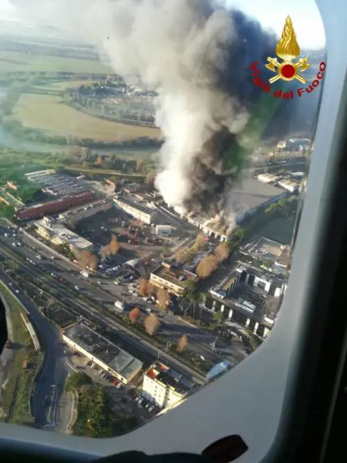 Roma, indagini sui roghi tossici: arrestate 15 persone per traffico illecito di rifiuti