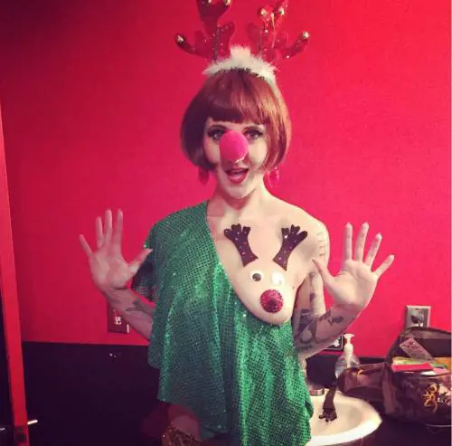 Natale: spopolano i seni-renna