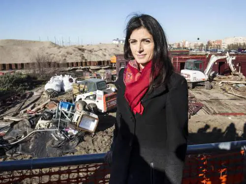 "Così i romani vedono la m...a". Le pressioni della Raggi sul manager dell'Ama