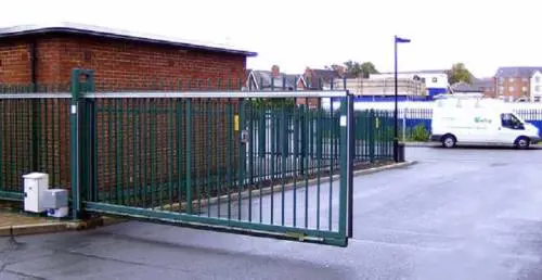 Tragedia nel Torinese, 18enne muore infilzata scavalcando il cancello di casa