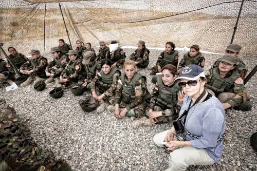 Nonna reporter in prima linea: "Seguo gli ordini della Fallaci"