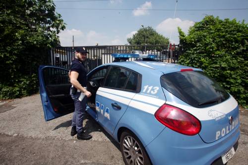 Immigrato spacca il naso a una donna e sfascia auto in sosta: arrestato