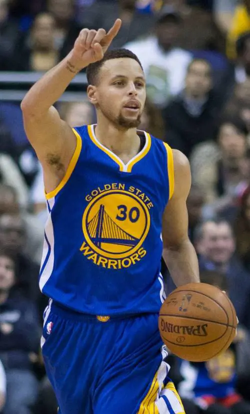 Nba, Stephen Curry fa il complottista: "Siamo stati sulla luna? Non credo proprio..."