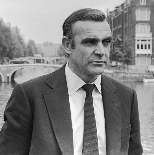 James Bond è alcolista: lo dice uno studio