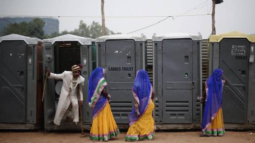 India: uomo non mette il bagno in casa, la figlia di 7 ​anni lo fa arrestare
