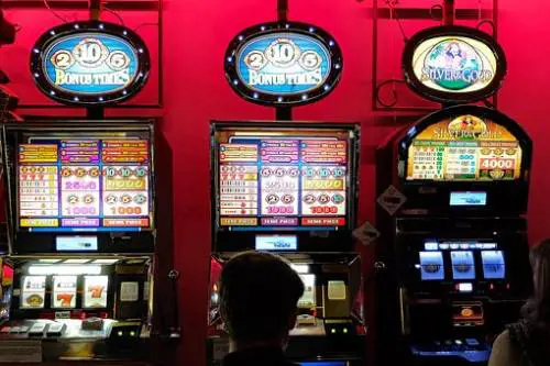 Gallarate, a 12 anni gioca alle slot machine