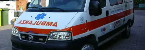 Colpito da treno perde un braccio, poi sale in bici e se ne va 