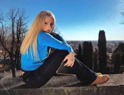 Foto di donne nude con coltelli: libertà vigilata per lo stalker della Hunziker