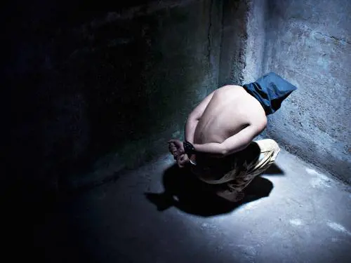 Lo rapiscono e lo seviziano per ore: la ferocia della gang dominicana