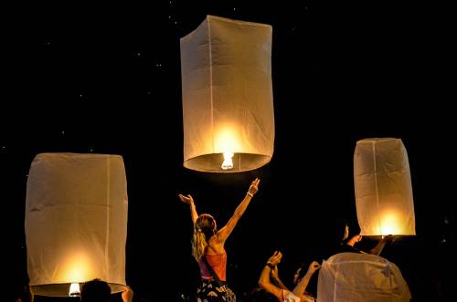 Quella "festa della luce" che accende il cielo e fa svanire ira e rancore