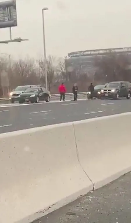 New York, piovono dollari sulla strada: traffico in tilt