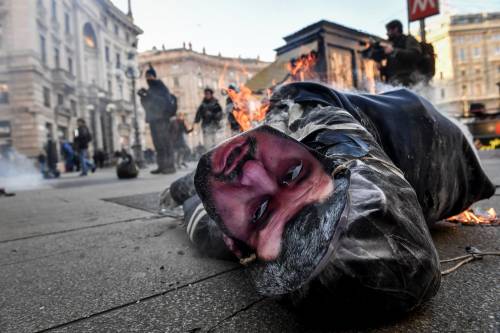 Gli studenti indossano i gilet gialli. E bruciano un fantoccio di Salvini