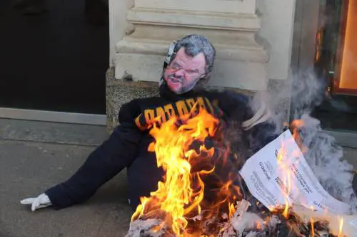 Manifestazione choc: gli studenti bruciano un fantoccio di Salvini