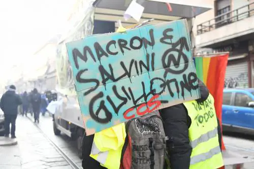 "Salvini ghigliottina", la violenza degli studenti contro la Lega