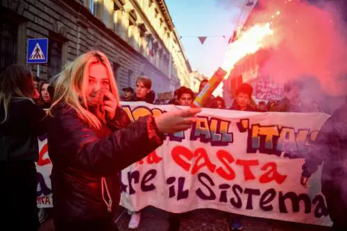 Gli studenti in corteo a Milano: alcuni indossano gilet gialli