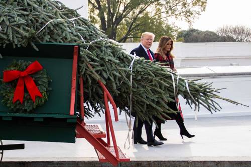 Lo schiaffo di Trump ai media: ha annullato la festa di Natale