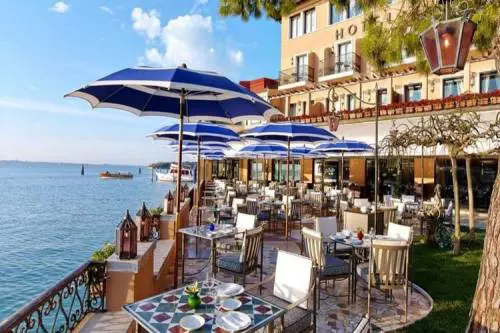 I colossi della moda  adesso si comprano i nostri hotel di lusso