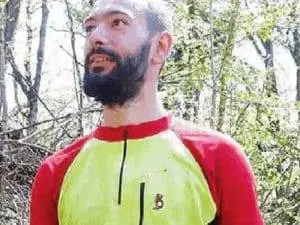 Boscaiolo (in nero) muore. Lui lo getta nel dirupo