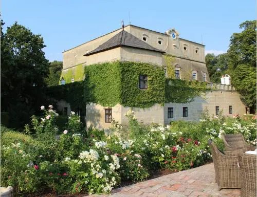 Un conte fa una strage nel castello: morta contessa italiana