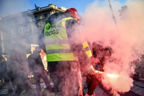 "Gilet gialli", corteo in città, studenti copiano la Francia