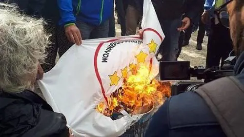 I no Terzo Valico bruciano una bandiera 5 Stelle: "Siete come il Pd"