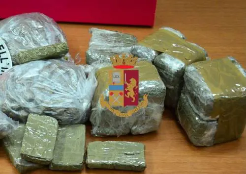 Milano, arrestate 2 marocchine: spacciavano in casa davanti ai figli piccoli