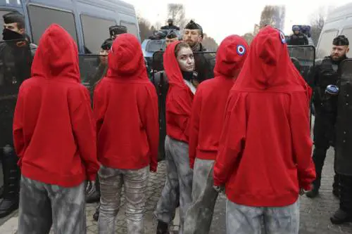 Gilet gialli protestano e le "Marianne" sfilano