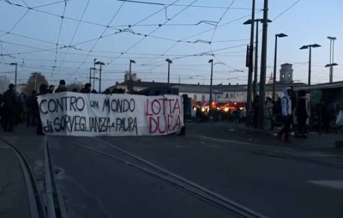 "Salvini fascista, primo in lista". Minacce anarchiche in piazza a Torino