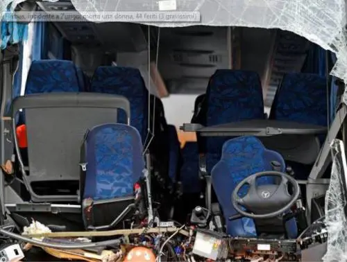 Zurigo, pullman va fuori strada "Almeno un morto e 43 feriti"