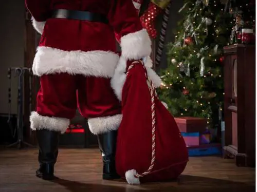"Babbo Natale non esiste". E il prete fa piangere i bimbi a messa