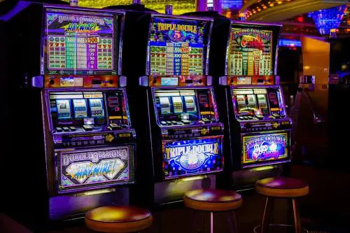 "Rubano alle slot": pestati due romeni