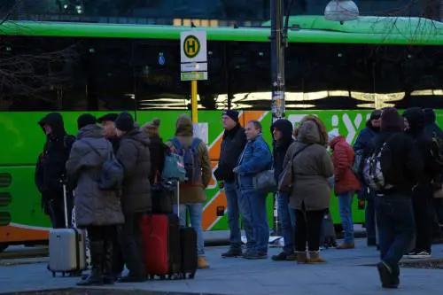 Pullman sotto assedio di un 18enne che vuole dirottarlo