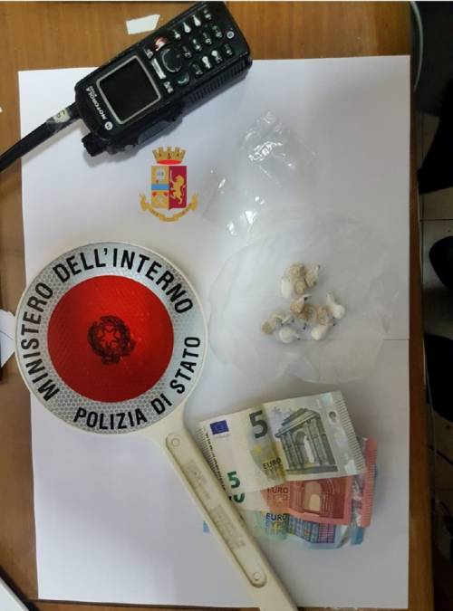 Evade dai domiciliari per spacciare, arrestato