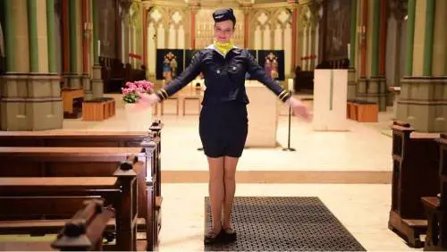 Germania, arriva l'hostess che spiega i servizi natalizi nelle Chiese